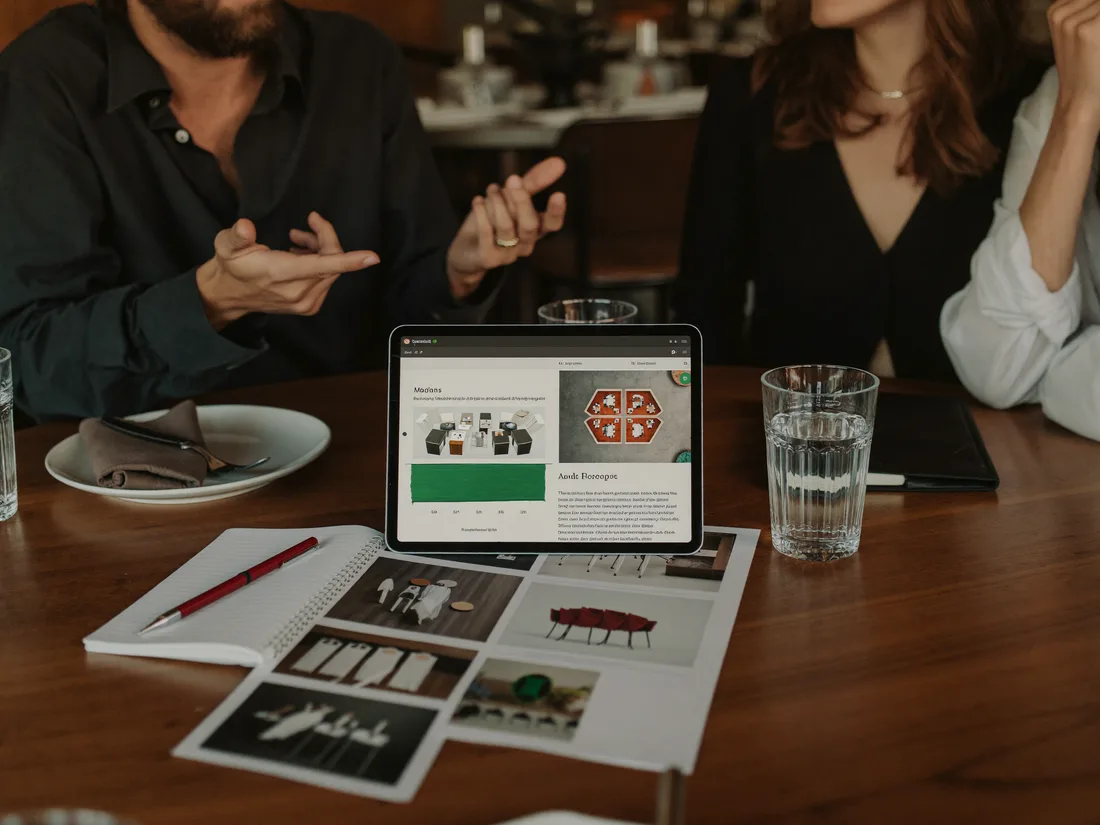 Eventplanung im Kundengespräch — Sitzplan und Moodboards auf dem Tisch