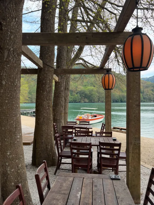 Biergarten-Terrasse am See