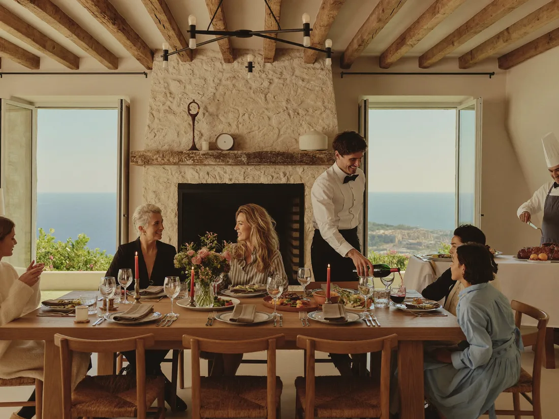 Familien-Dinner in einer mediterranen Villa mit Meerblick — Service am Tisch, Private Chef tranchiert