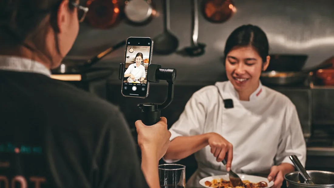 Imagefilm-Dreh mit Smartphone-Gimbal: Content Creator filmt Köchin beim Anrichten