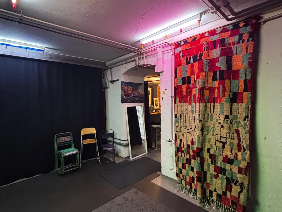 Neonlicht & Patchwork — der Eventraum