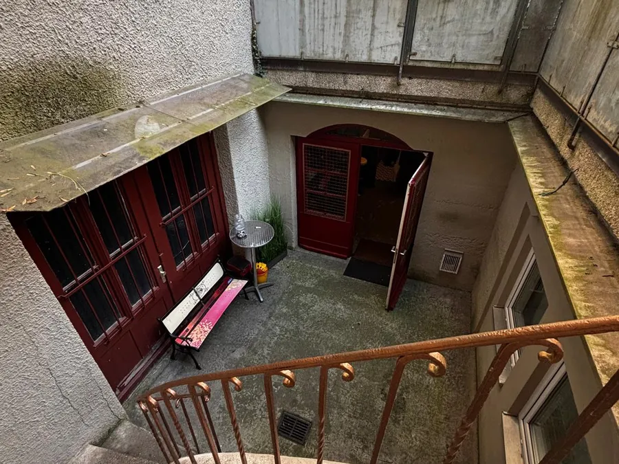 Von der Wendeltreppe hinunter in den Hof
