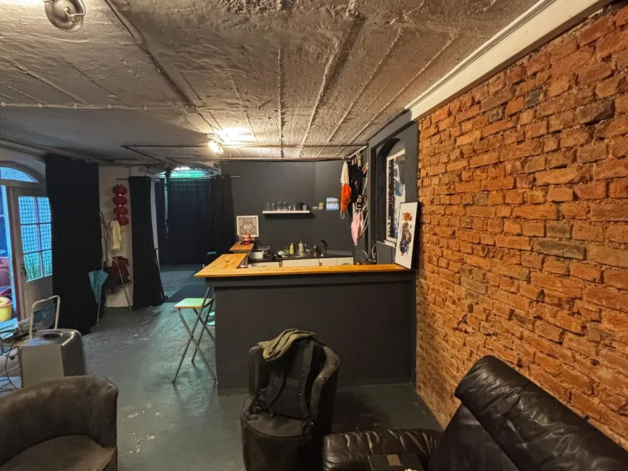 Lounge-Ecke — Ziegel, Leder, Feierabend