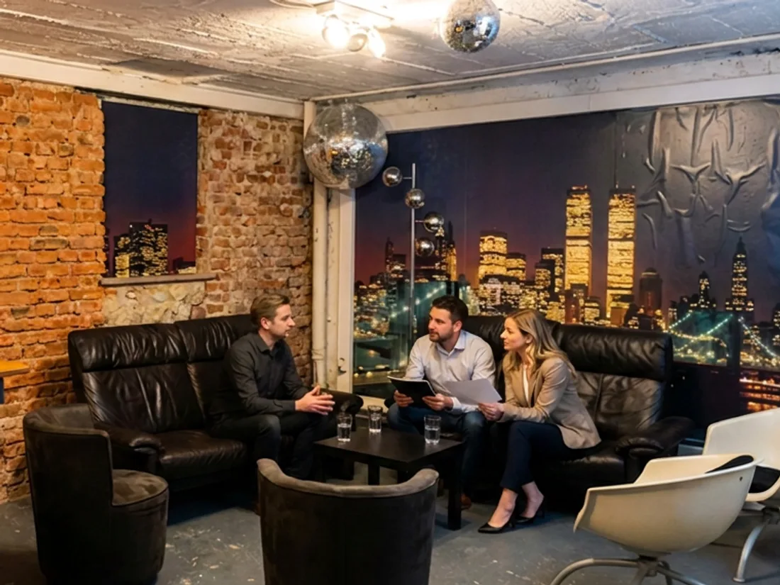 Lukas Graf im Kundengespräch in der Sofa-Ecke des Studios