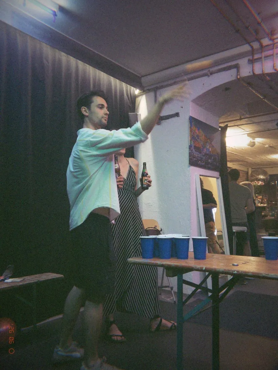 Bierpong bei der Crew-Party im Studio