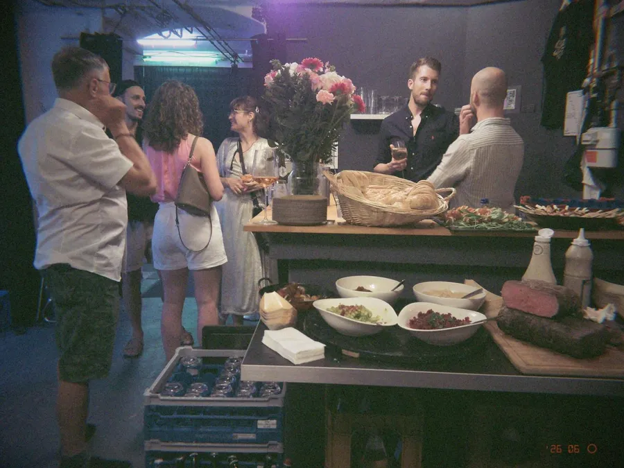 Buffet mit frischen Blumen bei der Crew-Party