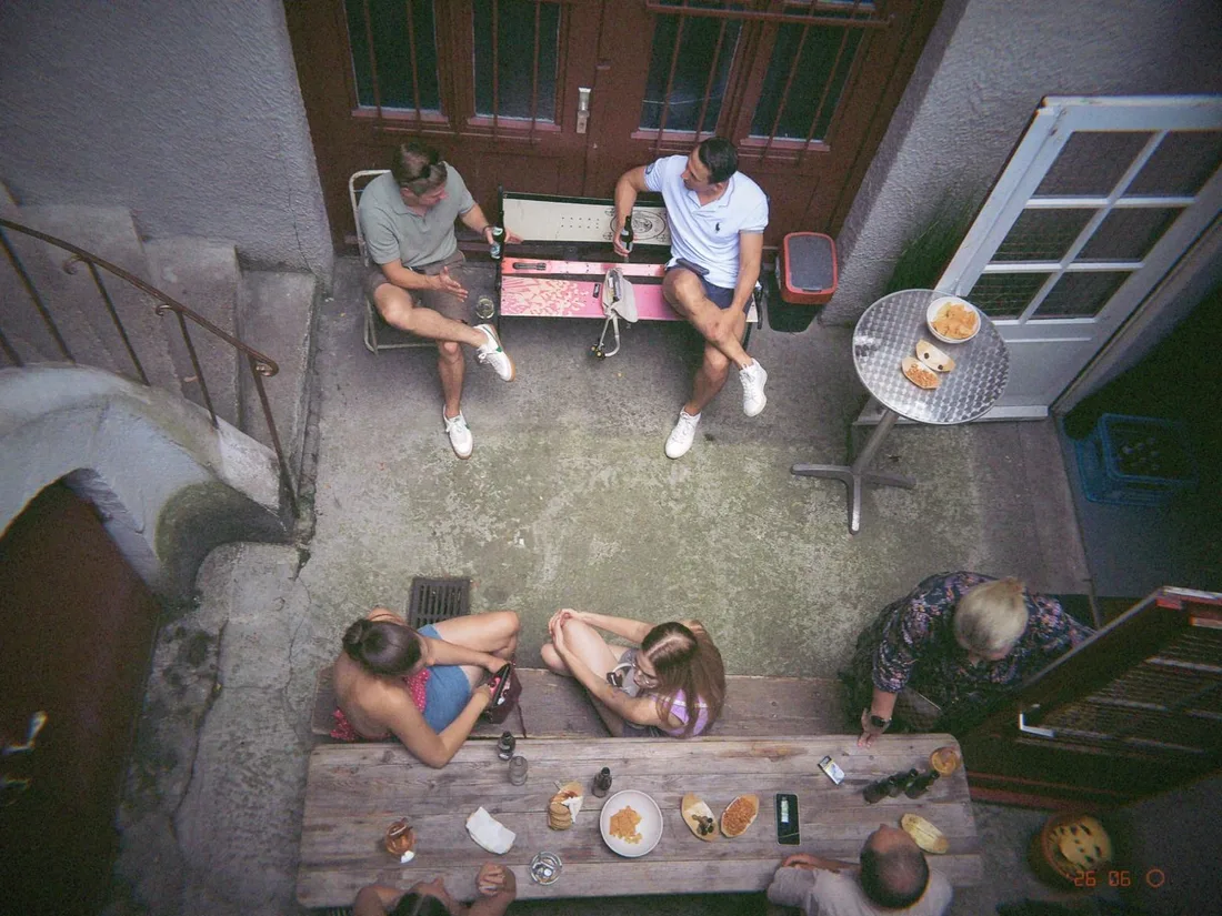 Blick von oben in den Innenhof des Studios — die Crew beim Hangout
