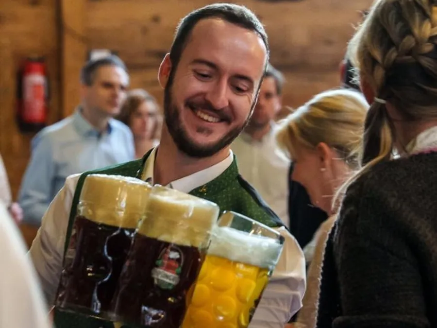 Maßkrüge im Anmarsch — Festzeltbetrieb