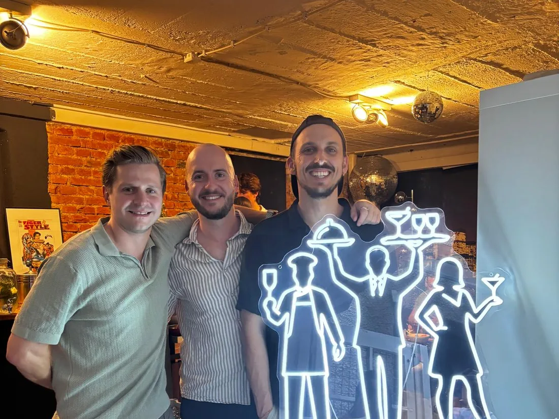 Die drei Gründer Andreas, Lukas und Federico vor dem Gastro & Friends Neonschild